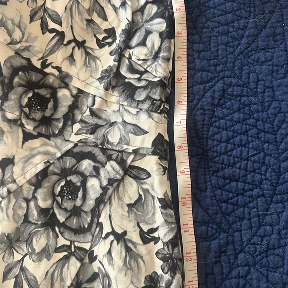 White House Black Market Monochrome Floral Top - Picture 5 of 6